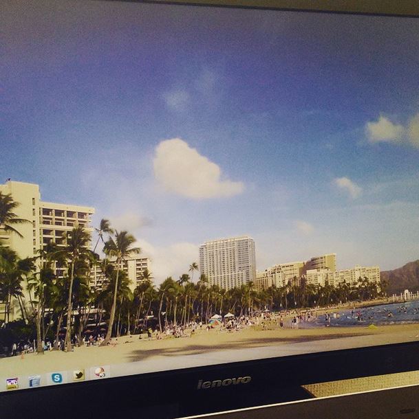 パソコンの壁紙をハワイの景色にしてみました♪