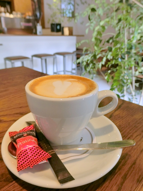 CASA. Kamakura Espresso.（カーサ カマクラ エスプレッソ）のカフェマキアート：鎌倉・長谷の裏路地さんぽ【6】