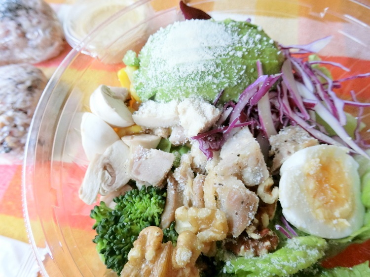 ドカンとアボカド！ジーアールサラダ トウキョウ（ GR Salad Tokyo ）のアボガド ハニー ピーナッツ サラダ