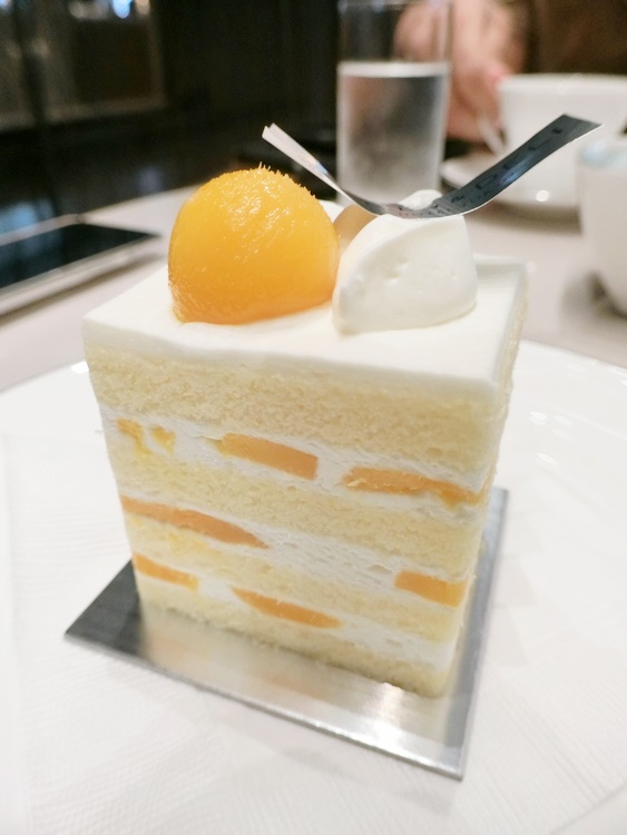 ラウンジバープリヴェ（パレスホテル東京）1日15食のマンゴーケーキ