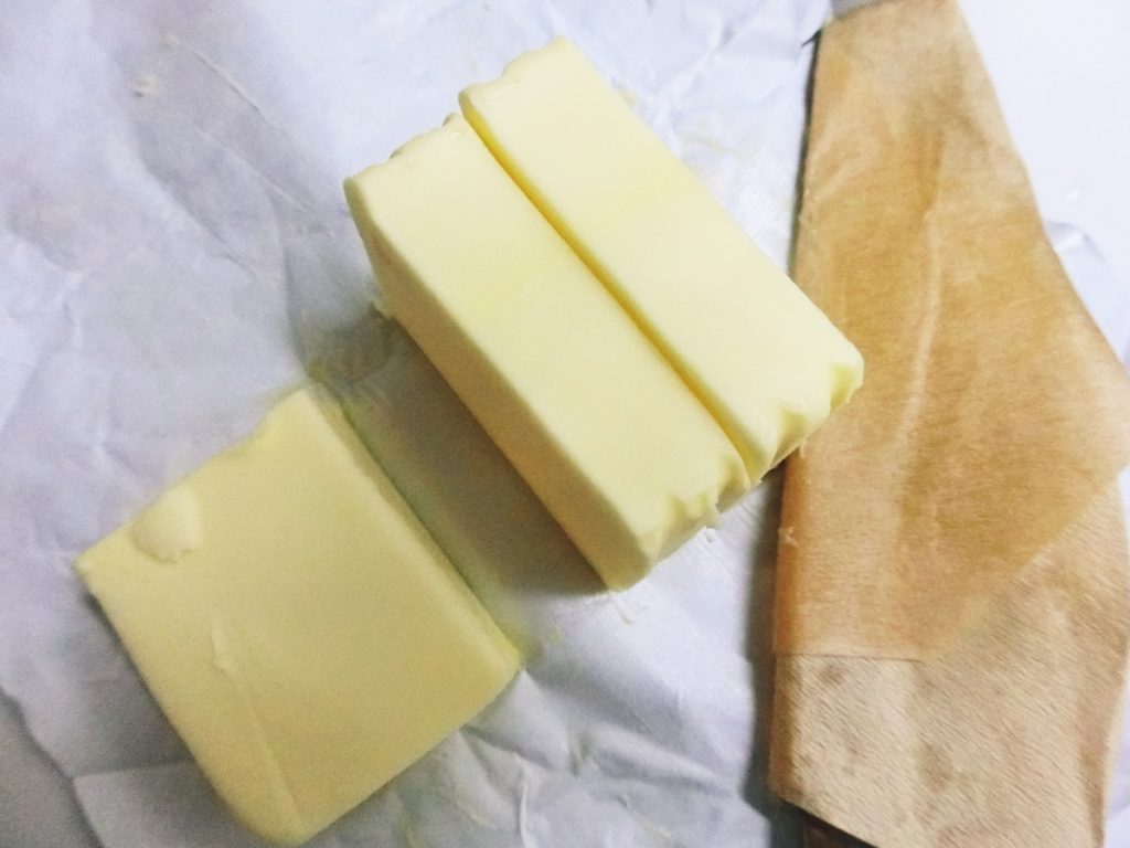 バターを簡単にきれいに包丁で切るカット方法【スパッと切れる！】