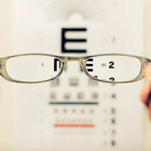 50代からの老眼、実は諦めなくていいんです！「光」の力で、私にも「見える」が戻るかも！？